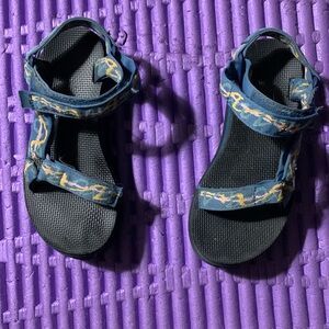 Teva Flatform size 7